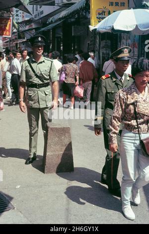 Hauptkommissar John Fuller der Royal Hong Kong Police steht neben einem der 1898 Grenzmarkierer, Chung Ying Street, Sha Tau Kok, New Territories, Hong Kong, Am späten Nachmittag, Sommer 1992 Stockfoto