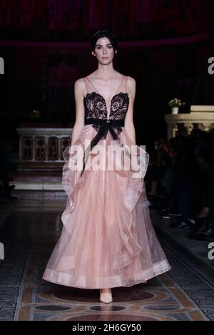 15. November 2021 - Models auf dem Laufsteg während der Rome Fashion White Show in der anglikanischen Kirche, wenn St. Paoul in der Wand in Rom, Italien. © Evandro Inetti über ZUMA Wire) (Bildnachweis: © Evandro Inetti/ZUMA Press Wire) Stockfoto