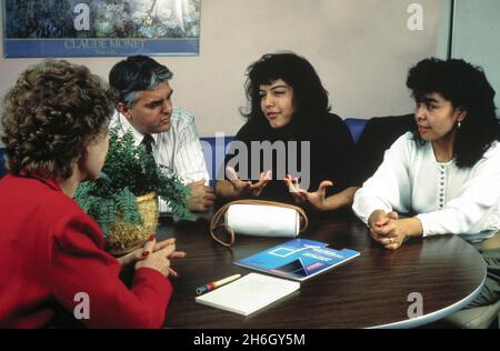 Austin Texas USA, 1988: Die hispanische Mutter und ihr Vater kommen zu ihrer Tochter im Büro ihres High School Counselors, um Familienfragen zu besprechen. ©Bob Daemmrich MR RR-025-028 Stockfoto