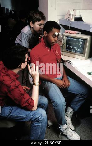 Austin Texas USA, um 1989: Mittelschüler führen im Schulcomputerlabor ein Biofeedback-Experiment mit Computern durch. ©Bob Daemmrich Stockfoto