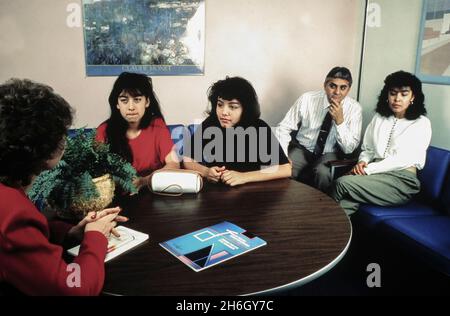 Austin Texas USA, 1988: Die hispanische Mutter und der hispanische Vater kommen mit ihren Teenagers in das Büro ihres High School Counselors, um Familienfragen zu besprechen. ©Bob Daemmrich MR RR-025-028 Stockfoto