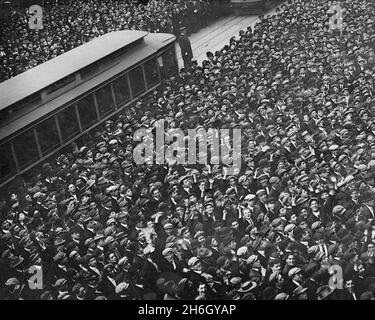 Riesige Menge von Baseballfans, die während der World Series, Game 6, Giants gegen Philadelphia Athletics in New York City, 26. Oktober 1911, Baseballscoreboard beobachten. Stockfoto