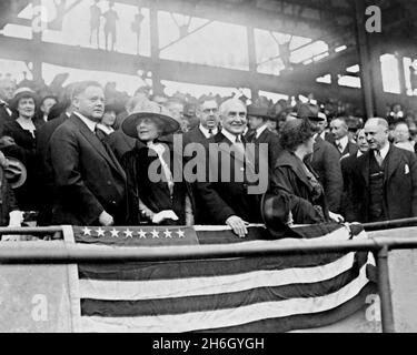 Herbert Hoover, 31. Präs. Der USA, Mrs Harding, Warren G. Harding, 29. Präs. Der USA, Mrs Hoover und H.M. Daugherty bei einem Baseballspiel, 1922. Stockfoto