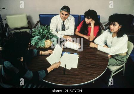 Austin Texas USA,1988: Vater, Mutter und Tochter im Teenageralter besuchen eine Familienberatung an einer High School im Büro des Schulberaters. MR RR-0025-0028 ©Bob Daemmrich Stockfoto