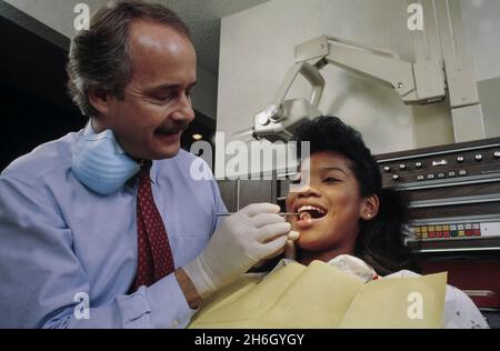 Austin Texas USA, 1988: Teenager-Mädchen der High School besucht den Zahnarzt für eine Routineuntersuchung MR RR-0173-0174 ©Bob Daemmrich Stockfoto