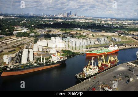 Houston Texas USA, August 2001: Industrielle Entwicklung rund um den Houston Ship Channel. ©Bob Daemmrich Stockfoto