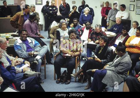 Austin Texas USA, um 1992: Besorgte Bürger treffen sich mit Polizei- und stadtratsmitgliedern zu Kriminalität, Banden und Drogen. ©Bob Daemmrich Stockfoto