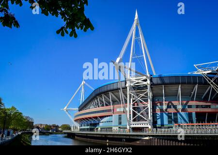 Cardiff, Großbritannien, 21. April 2019. Blick auf die Straße auf das Cardiff Millennium Stadium und den Fluss Taff an einem sonnigen Tag. Stockfoto
