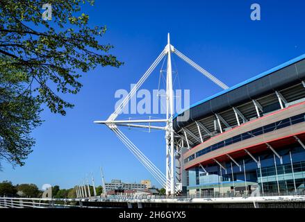 Cardiff, Großbritannien, 21. April 2019. Blick auf die Straße auf das Cardiff Millennium Stadium an einem sonnigen Tag. Stockfoto