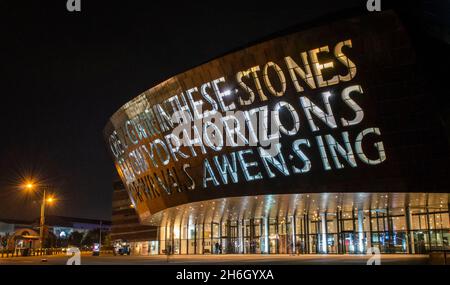 Cardiff, Großbritannien, 21. April 2019. Außenansicht des Wales Millennium Center in der Nacht beleuchtet. Stockfoto