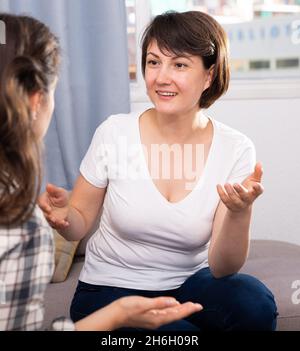 Mädchen reden zu Hause auf dem Sofa Stockfoto