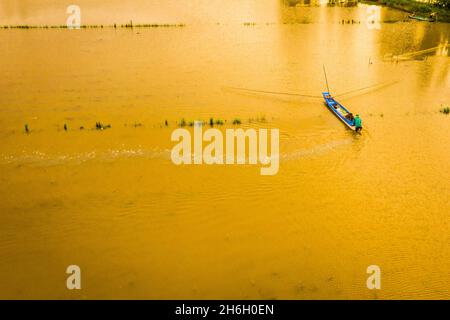 Vietnamesische Bauern fangen Fisch von Hand, sehr umweltfreundlich, diese Art von Arbeit geschieht nur während der Hochwassersaison im Mekong Delt Stockfoto