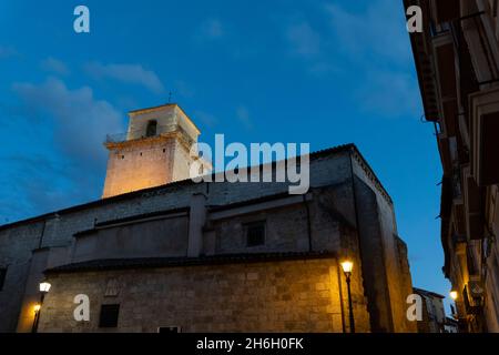 Straßenlampen beleuchten den torre de la Iglesia de Santa María auf der Plaza de España in Peñafiel, Spanien. Stockfoto