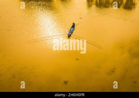 Vietnamesische Bauern fangen Fisch von Hand, sehr umweltfreundlich, diese Art von Arbeit geschieht nur während der Hochwassersaison im Mekong Delt Stockfoto