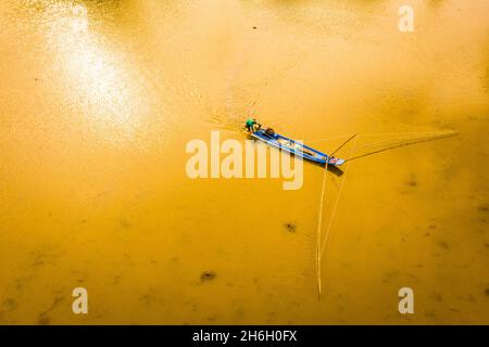 Vietnamesische Bauern fangen Fisch von Hand, sehr umweltfreundlich, diese Art von Arbeit geschieht nur während der Hochwassersaison im Mekong Delt Stockfoto