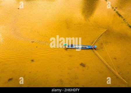 Vietnamesische Bauern fangen Fisch von Hand, sehr umweltfreundlich, diese Art von Arbeit geschieht nur während der Hochwassersaison im Mekong Delt Stockfoto