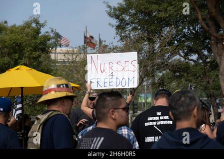 Los Angeles, CA USA - 8. November 2021: Demonstranten halten Krankenschwestern für Freiheit fest, die im Grand Park gegen Impfmandate protestieren Stockfoto