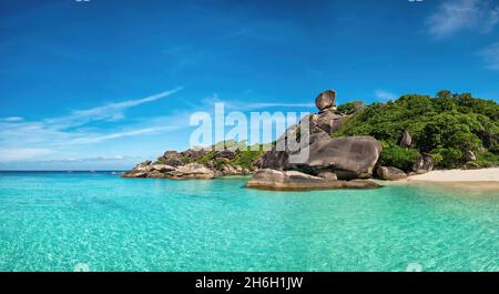 Tropische Inseln mit blauem Meerwasser und weißem Sandstrand auf Similan Islands mit berühmtem Sail Rock, Phang Nga Thailand Naturlandschaft Panorama Stockfoto