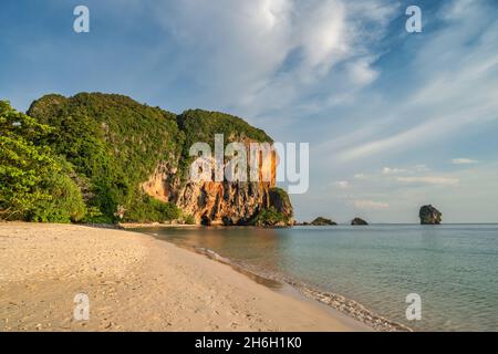Blick auf die tropischen Inseln mit Meerwasser am Phra Nang Cave Beach, Krabi Thailand Naturlandschaft Stockfoto