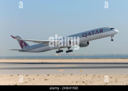 Qatar Airways Airbus A350 fliegt vom internationalen Flughafen Doha Hamad in Katar, dem Drehkreuz von Qatar Airways, ab. Abflug des Flugzeugs. Stockfoto