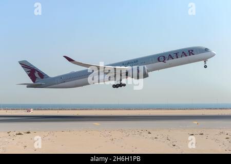 Qatar Airways Airbus A350 fliegt vom internationalen Flughafen Doha Hamad in Katar, dem Drehkreuz von Qatar Airways, ab. Das Flugzeug nimmt ab. Stockfoto