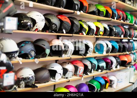 Snowboard und Skihelme Stockfoto
