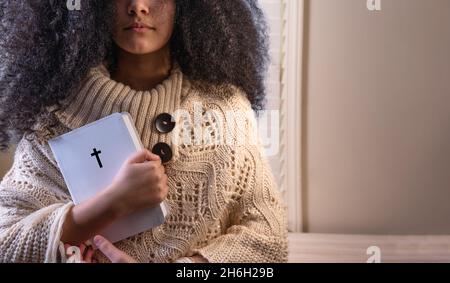 Teen Girl christian hält heilige bibel in der Nähe von Herz, Glauben und Glauben. Copy space Stockfoto