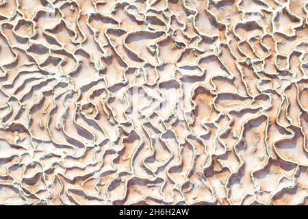 Strukturierter Hintergrund von abstrakten Kalksteinablagerungen. Draufsicht Stockfoto