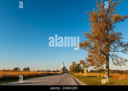 Das State of Pennsylvania Monument in der Ferne auf der Hancock Avenue im Gettysburg National Military Park in Gettysburg, Pennsylvania, USA Stockfoto