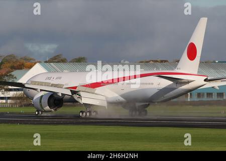 80-1111, eine Boeing 777-3SB(er), die von der Japan Air Self Defense Force (JASDF) in einer VIP-Rolle betrieben wird und am Prestwick International Airport in Ayrshire, Schottland, ankommt. Das Flugzeug war in Schottland, um Vertreter der japanischen Regierung zu holen und die COP26-Klimakonferenz in der nahe gelegenen Stadt Glasgow zu unterstützen. Stockfoto