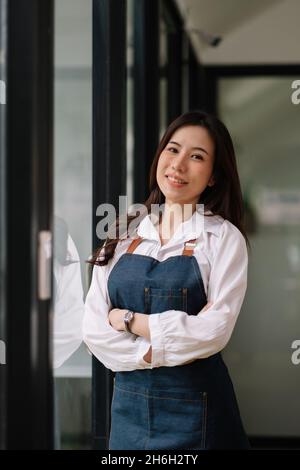 Portrait von Startup erfolgreiche Kleinunternehmen Eigentümer in Coffee Shop.Handsome Frau Barista Café Besitzer. KMU Unternehmer Verkäufer Geschäftskonzept Stockfoto