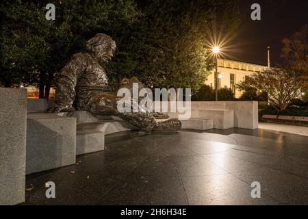 Washington DC – 25. November 2021; die Bronzestatue von Albert Einstein sitzt nachts vor der National Academy of Science in der Hauptstadt Stockfoto