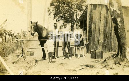 PINBARREN, AUSTRALIEN, UM 1931: Familienmitglieder in der Bonney Brothers Banana Plantation in Pinbarren, Noosa Shire, Sunshine Coast in Queensland, Australien. Stockfoto