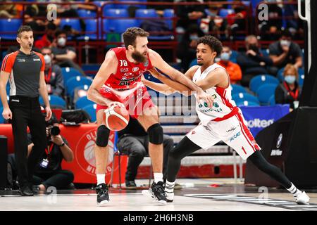 Italien, Mailand, 14 2021. november: Luigi Datome (Armani Forward) dribbelt im zweiten Quartal während des Basketballspiels AX ARMANI EXCHANGE MILAN vs UNAHOTELS REGGIO EMILIA, Lega Basket A im Mediolanum Forum (Foto von Fabrizio Andrea Bertani/Pacific Press) Credit: Pacific Press Media Production Corp./Alamy Live News Stockfoto