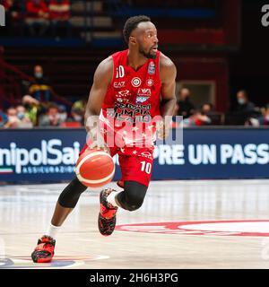 Italien, Mailand, 14 2021. november: Jerian Grant (Armani Milan Guard) dribbelt im dritten Quartal während des Basketballspiels AX ARMANI EXCHANGE MILAN gegen UNAHOTELS REGGIO EMILIA, Lega Basket A im Mediolanum Forum (Foto von Fabrizio Andrea Bertani/Pacific Press) Quelle: Pacific Press Media Production Corp./Alamy Live News Stockfoto