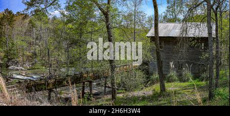 Opelika, Alabama, USA - 7. April 2021: Landschaft der historischen Bean's Mill am Halawakee Creek im ländlichen Lee County im Frühjahr. Stockfoto