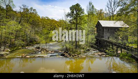 Opelika, Alabama, USA - 7. April 2021: Landschaft der historischen Bean's Mill am Halawakee Creek im ländlichen Lee County im Frühjahr. Stockfoto