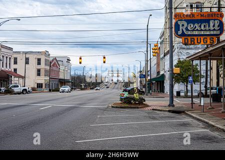 Selma, Alabama, USA - 26. Januar 2021: Broad Street in der Innenstadt von Selma mit der Edmund Pettus Bridge im Hintergrund. Stockfoto