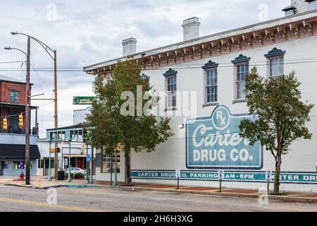 Selma, Alabama, USA - 26. Januar 2021: Gebäude für Carter Drug Company, gegründet 1937 in der Innenstadt von Selma. Stockfoto