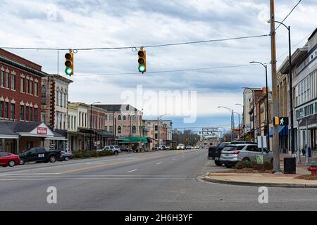 Selma, Alabama, USA - 26. Januar 2021: Broad Street in der Innenstadt von Selma mit der Edmund Pettus Bridge im Hintergrund. Stockfoto