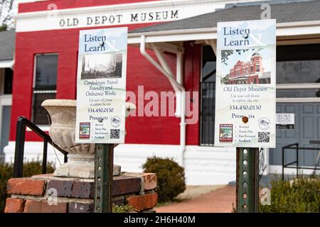 Selma, Alabama, USA - 26. Januar 2021: Schilder mit QR-Codes, um selbstgeführte Touren im Old Depot Museum zu ermöglichen. Stockfoto