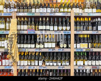 Weingang im örtlichen Trader Joe's. Stockfoto