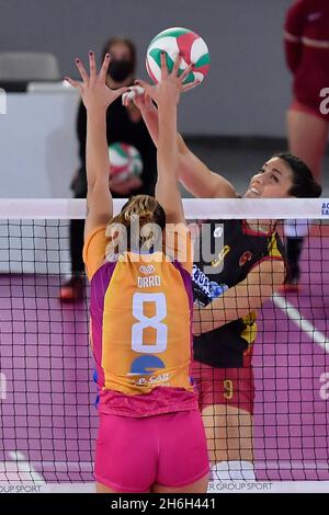 Rom, Italien. November 2021. Alessia Orro von Vero Volley Monza in Aktion während des A1-Spiels der Damen-Volleyball-Meisterschaft zwischen Acqua & Sapone Volley Roma und Vero Volley Monza im PalaEur, 14. November 2021 in Rom, Italien. (Bild: © Domenico Cippitelli/Pacific Press via ZUMA Press Wire) Stockfoto