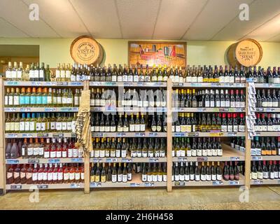 Weinauswahl im Trader Joe's Store. Stockfoto