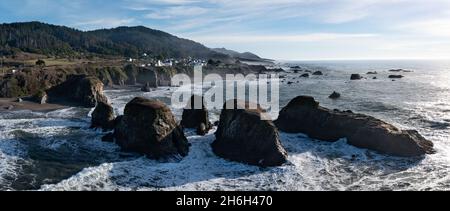 Der ruhige Pazifik fließt an die zerklüftete Küste Nordkaliforniens in Westport. Der Pacific Coast Highway verläuft entlang dieser malerischen Region. Stockfoto