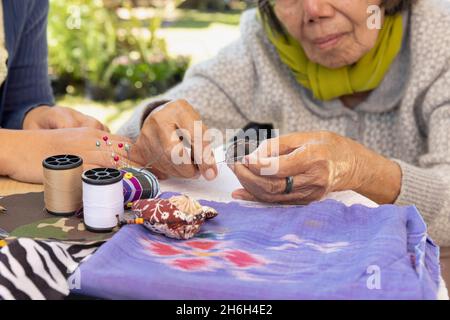 Ältere Frauen und Töchter in der Nadel basteln Ergotherapie für Alzheimer oder Demenz Stockfoto