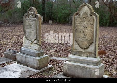 Orrville, Alabama, USA - 26. Januar 2021: Gräber im Neuen Friedhof im Archäologischen Park Old Cahawba - Fokus auf den Vordergrund. Stockfoto