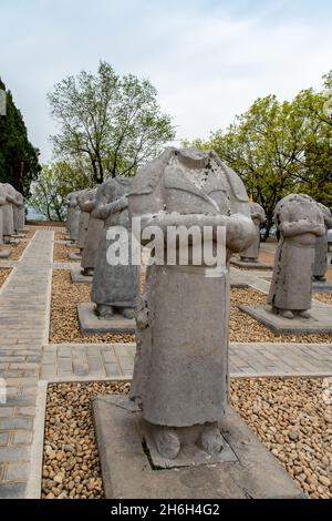 Kopflose Steinskulpturen von ausländischen Botschaftern auf dem Spirit Way im Qianling Mausoleum in der Provinz Shaanxi, China Stockfoto