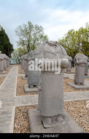 Kopflose Steinskulpturen von ausländischen Botschaftern auf dem Spirit Way im Qianling Mausoleum in der Provinz Shaanxi, China Stockfoto