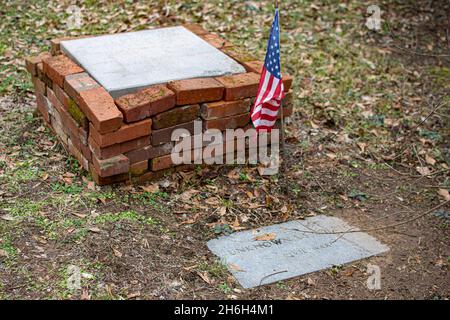 Orrville, Alabama, USA - 26. Januar 2021: Grab und amerikanische Flagge eines unbekannten Bürgerkriegs-Soldaten im Old Cahawba Archaeological Park. Stockfoto